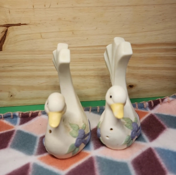 Vintage Porcelain Swans, 3 x 4 inches Salt and Pepper Shakers - Picture 4 of 7